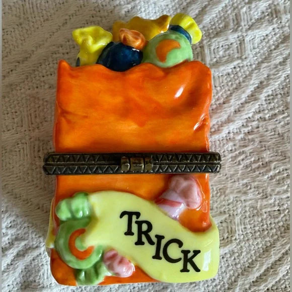 Classic POOH Porcelain Hinged Box Trick or Treat - Picture 6 of 10